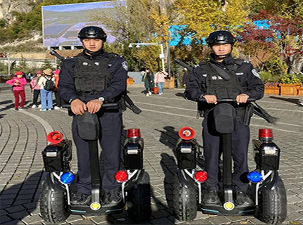 安力盾警用平衡车亮相朱雀湖公园 四师公安开启智慧巡逻新模式