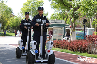 【智慧警务新利器】安力盾警用平衡车360°智能巡逻 可克达拉景区安防效率提升300%