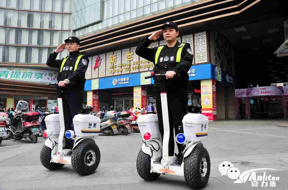 安力盾警用平衡车首秀市区国购广场！20公里时速+360°原地转向构筑移动安防网 