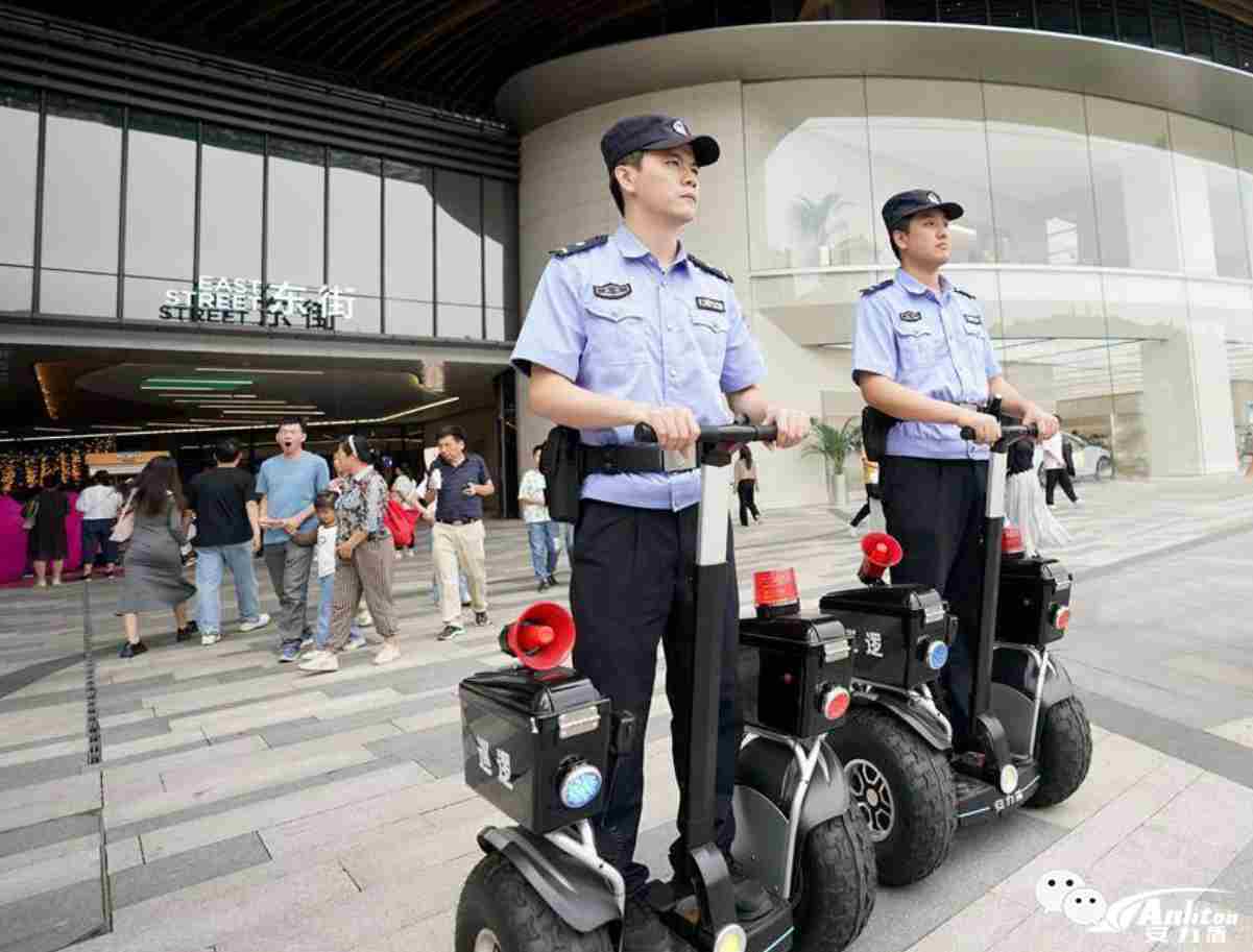 武汉警方长假安保出新招 警用平衡车让商圈巡逻效率翻3倍