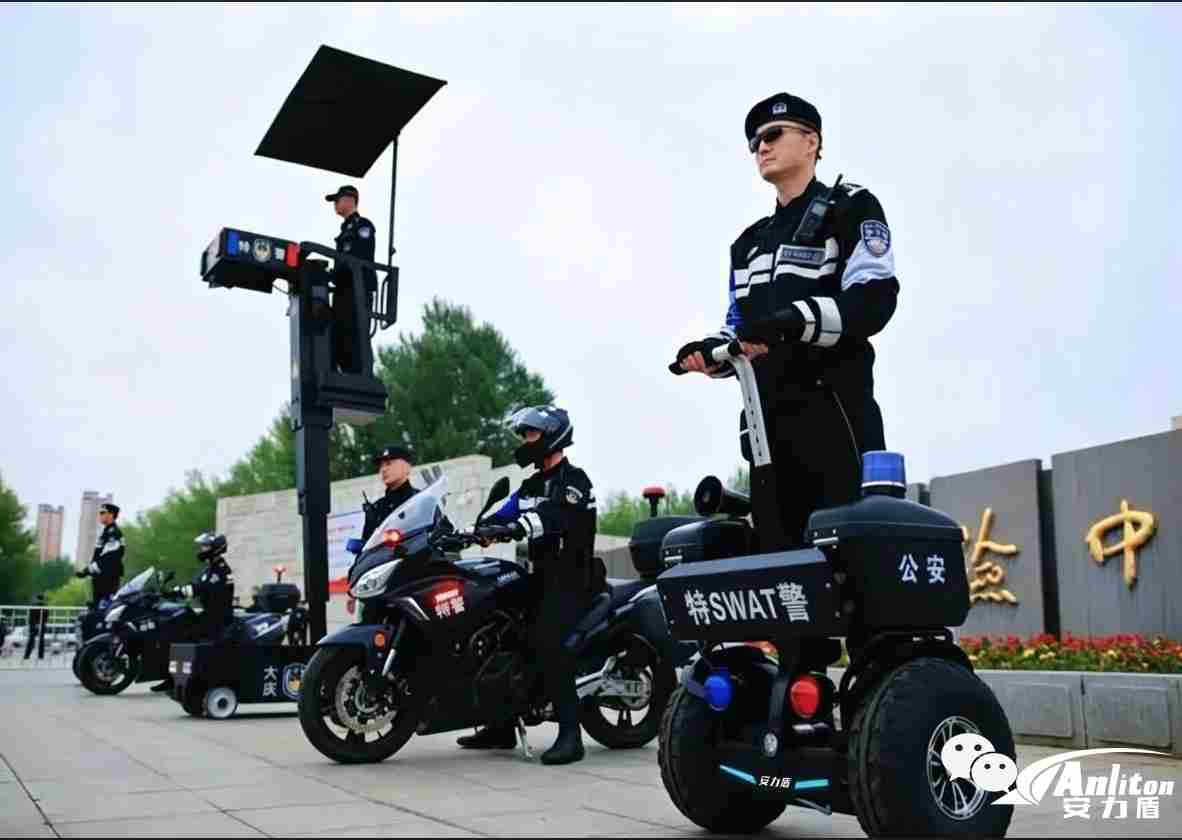 警用平衡车.jpg